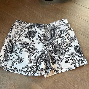 Floral Black and White Women's Shorts White House Black Market Size 6